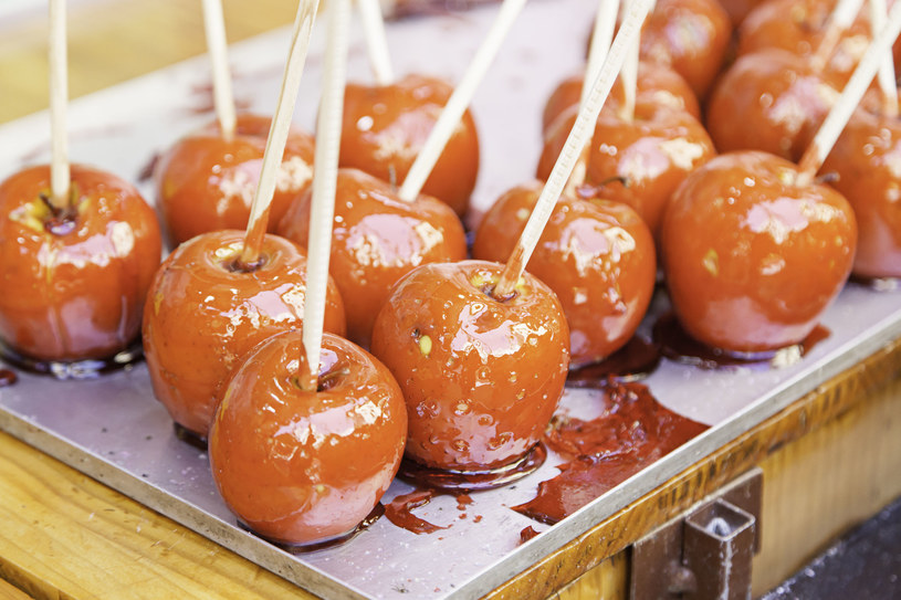 "Candy apples" to jedna z ulubionych słodkich przekąsek Amerykanów /123RF/PICSEL