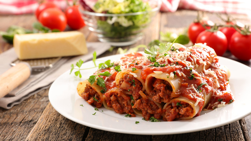 Cannelloni z mięsem mielonym i sosem pomidorowym /123RF/PICSEL