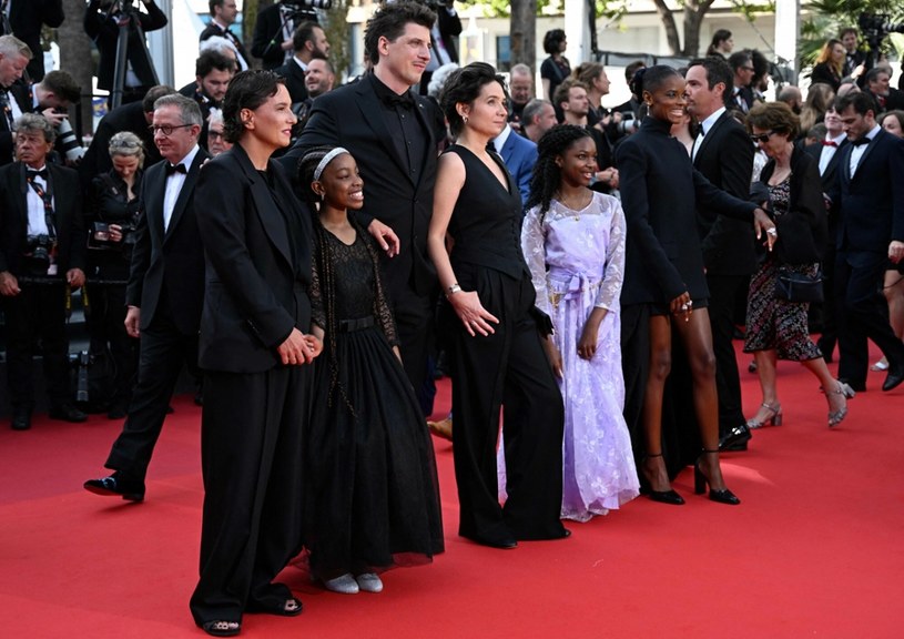 Cannes 2022: Agnieszka Smoczyńska i ekipa jej filmu "Silent Twins" /PATRICIA DE MELO MOREIRA/AFP/East News /AKPA