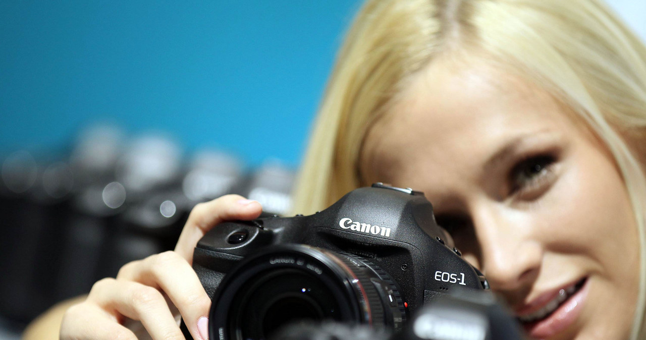 Canon chwali się dobrymi wynikami sprzedaży aparatów w Polsce /AFP