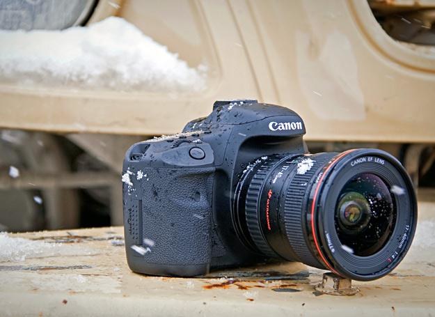 Canon EOS 7D + Canon EF 17-40mm f/4 L USM na zderzaku minoodpornego pojazdu typu MRAP /Marcin Wójcik