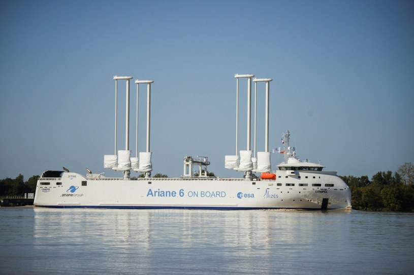 Canopée jest pierwszym na świecie hybrydowym przemysłowym statkiem, gdzie napęd diesla wspiera wiatr. /Moritz Thibaud/ABACA/Abaca/East News /East News