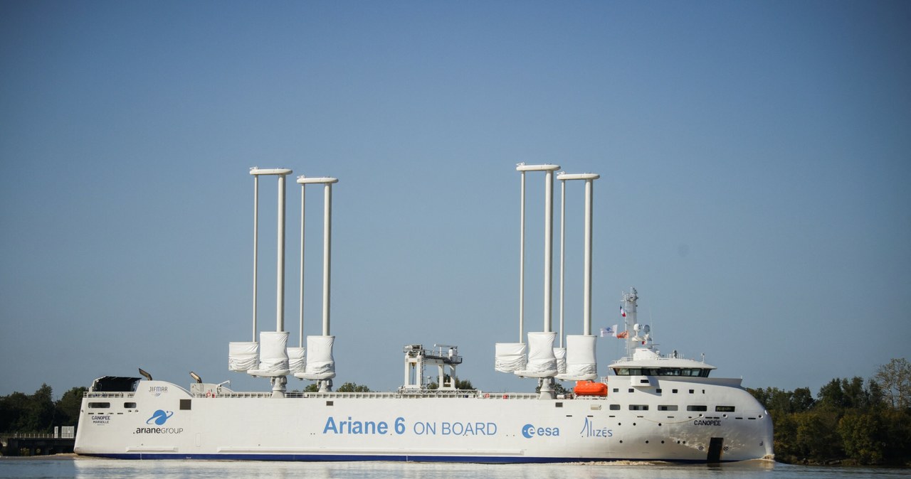 Canopée jest pierwszym na świecie hybrydowym przemysłowym statkiem, gdzie napęd diesla wspiera wiatr. /Moritz Thibaud/ABACA/Abaca/East News /East News