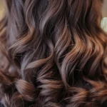 Cappuccino na włosach robi furorę. Sprawdź sekret modnej koloryzacji i zachwycaj wyglądem