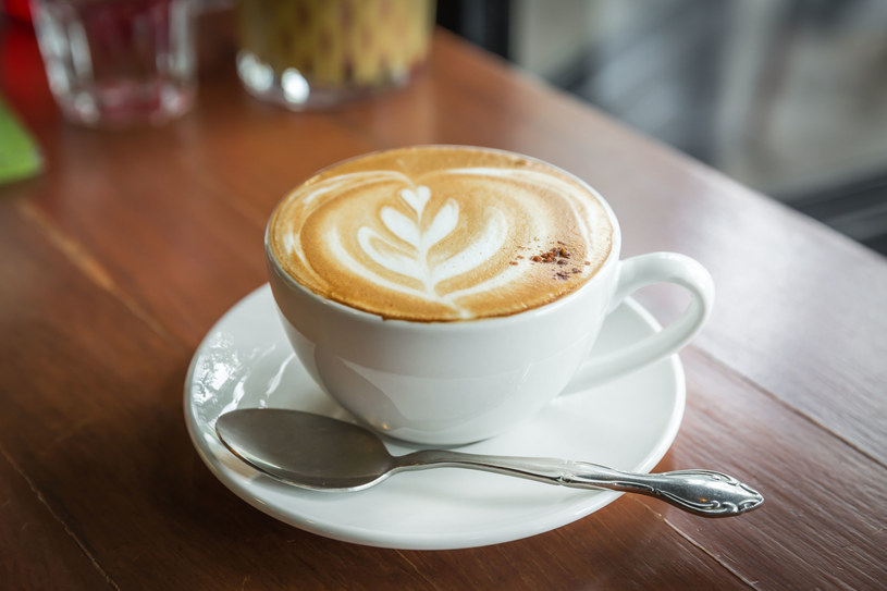 Cappuccino Włosi piją tylko rano, razem z posiłkiem. Potem stawiają na czarną kawę i wychodzi im to na zdrowie /123RF/PICSEL