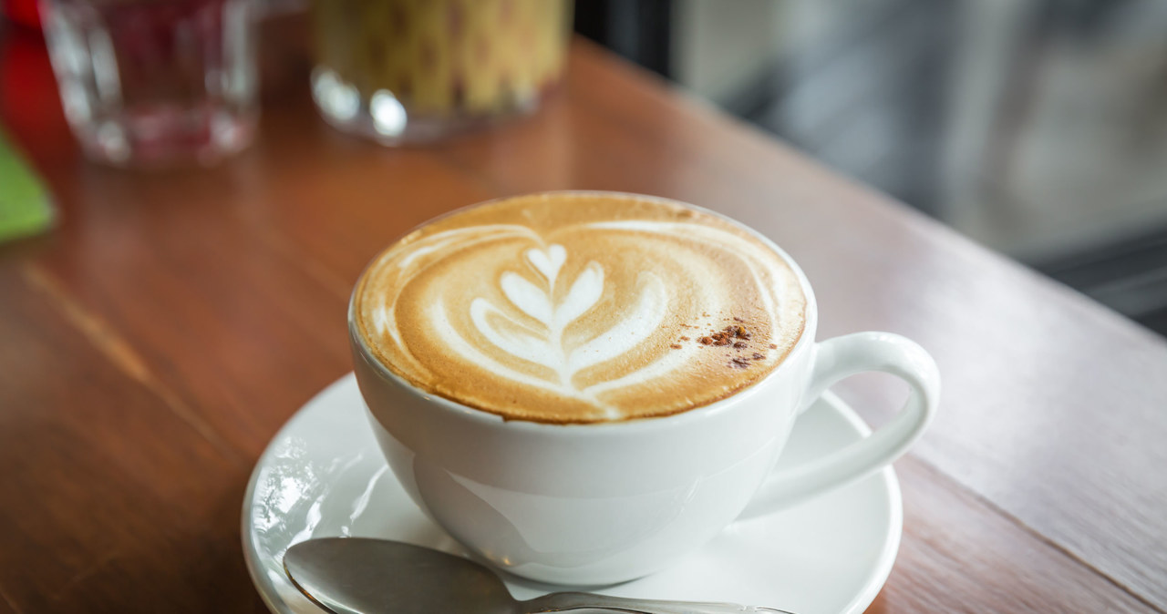 Cappuccino Włosi piją tylko rano, razem z posiłkiem. Potem stawiają na czarną kawę i wychodzi im to na zdrowie /123RF/PICSEL