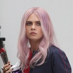 Cara Delevingne gra na gitarze... za głową!