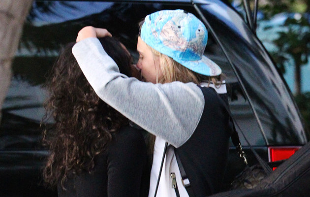 Cara Delevingne i Michelle Rodriguez całują się /Pichichi/Splash News /Splashnews
