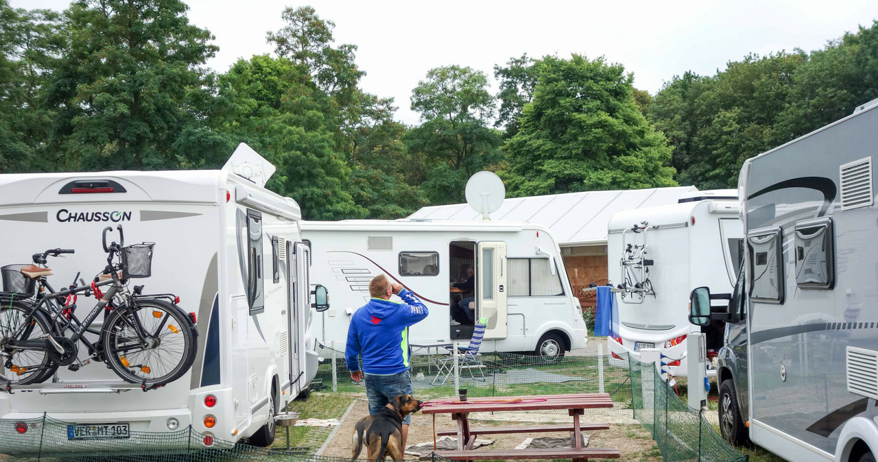 Caravaning to bardzo popularna forma spędzania urlopu przez wielu Polaków. Wielu wybiera wyjazd kamperem na Mazury. /Piotr Kamionka/ REPORTER /East News