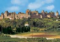 Carcassonne, forteca Cité otaczona podwójnym murem /Encyklopedia Internautica