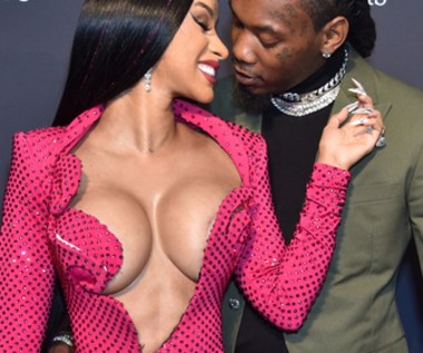 Cardi B pozuje z odsłoniętymi pośladkami ze swoim mężem. Utarła nosa rywalce 