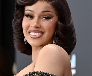 Cardi B zdradza, jak należy dbać o włosy. Pomóc ma w tym jej najnowsza linia "Grow-Good Beauty"
