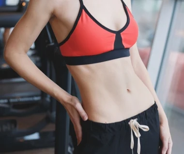 Cardio a mięśnie brzucha. Jakie ćwiczenia pozwolą wysmuklić talię?