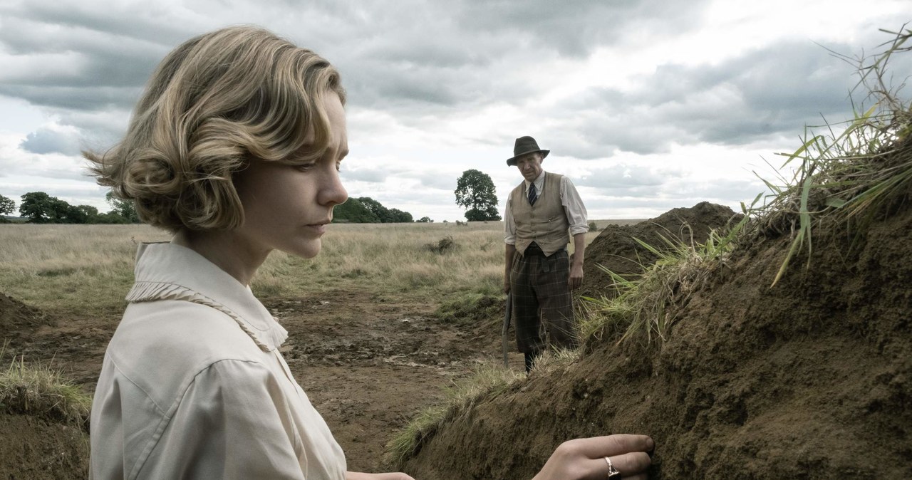 Carey Mulligan i Ralph Fiennes w filmie "Wykopaliska" /Netflix /materiały prasowe