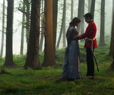 Carey Mulligan i Tom Sturridge w scenie z filmu "Z dala od zgiełku"