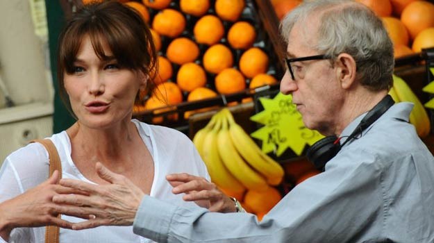 Carla Bruni i Woody Allen na planie filmu "O północy w Paryżu" /materiały prasowe