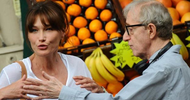 Carla Bruni i Woody Allen na planie filmu "O północy w Paryżu" /materiały prasowe