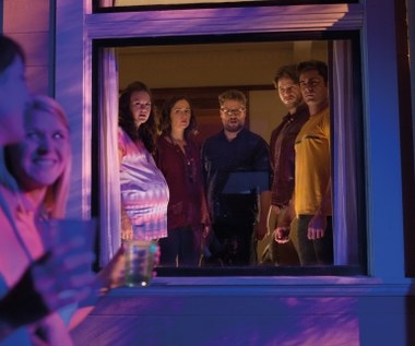 Carla Gallo, Rose Byrne, Seth Rogen, Ike Barinholtz i Zac Efron w scenie z filmu "Sąsiedzi 2"