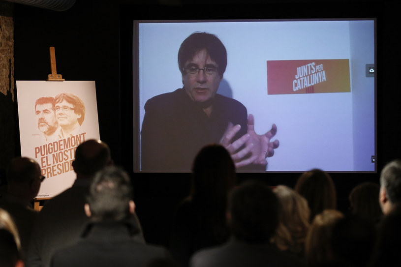 Carles Puigdemont łączy się ze swoimi zwolennikami /AFP