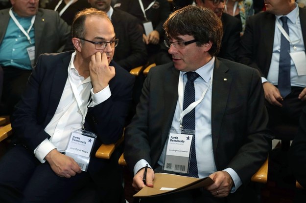 Carles Puigdemont (po prawej) wraz z doradcą /TONI ALBIR /PAP/EPA