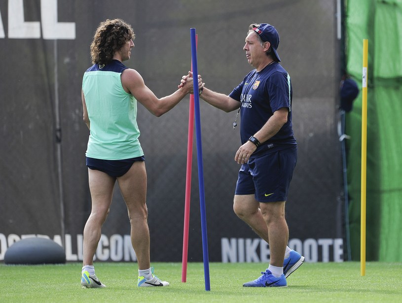 Carles Puyol i trener Gerardo Martino /AFP
