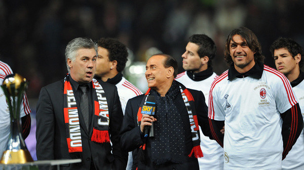 Carlo Ancelotti (z lewej) odmówił Silvio Berlusconiemu (w środku) i na razie nie wróci do Milanu. Z prawej Paolo Maldini /AFP