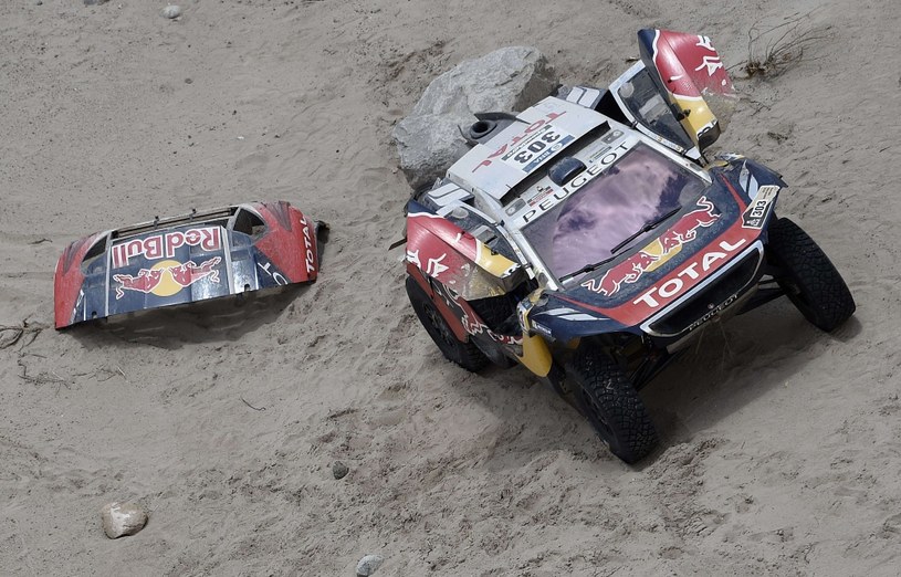 Carlos Sainz zakończył swoją pryzgodę w tegorocznym "Dakarze" /AFP