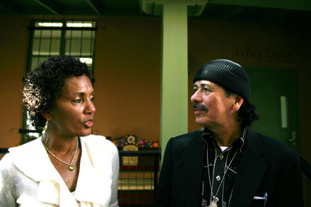 Carlos Santana z żoną /arch. AFP