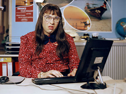 Carol Beer przy swoim komputerze, fot. z oficjalnej strony serialu /