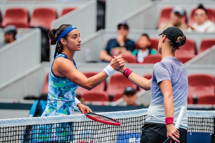 Caroline Garcia (z lewej) po wygranej z  Anheliną Kalininą /WU HAO  /PAP/EPA