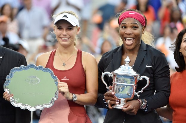 Caroline Wozniacki i Serena Williams z trofeami /JUSTIN LANE /PAP/EPA