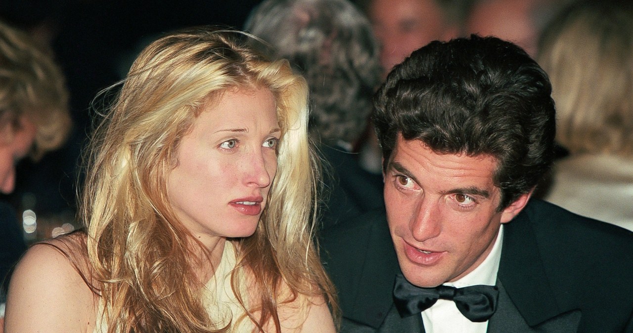 Carolyn Bessette-Kennedy i John F. Kennedy Jr. /Stephane Cardinale/Sygma via Getty Images /Getty Images