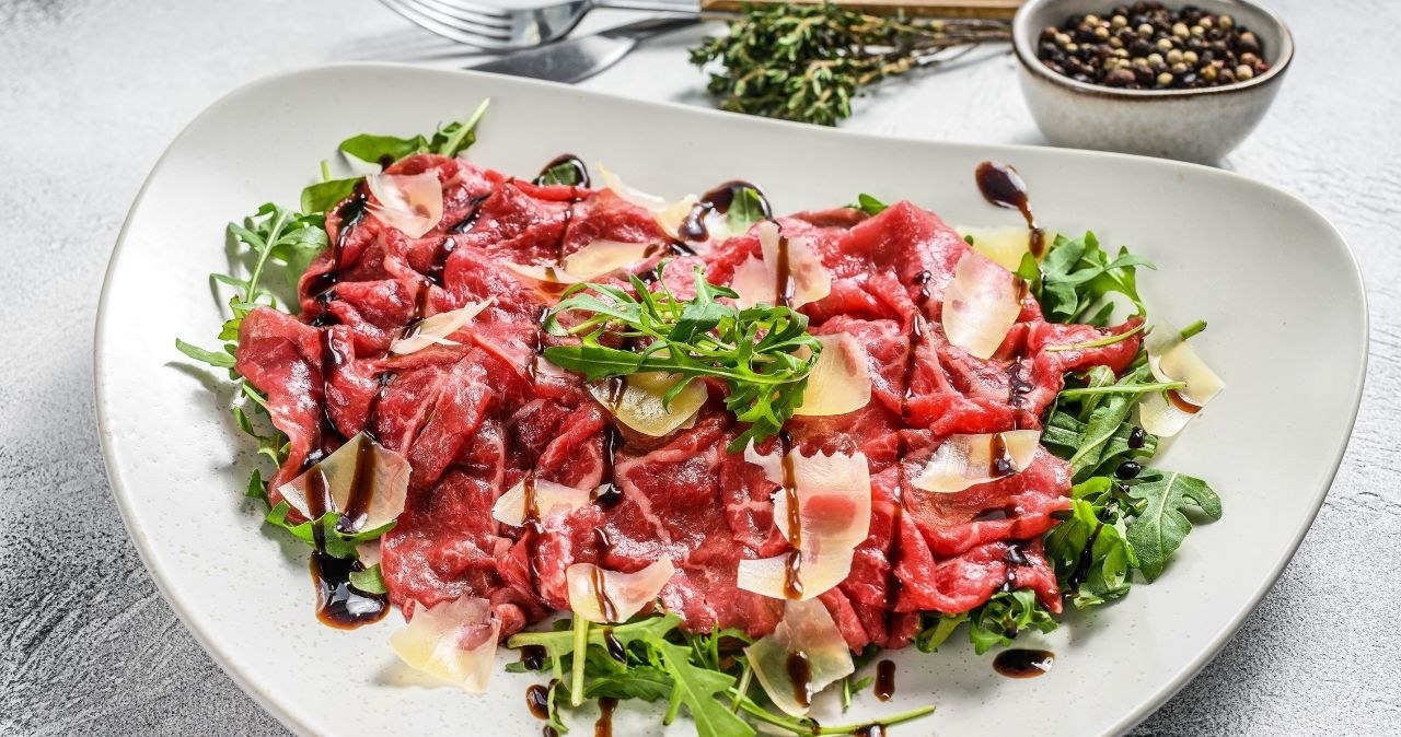 Carpaccio z Bresaoli Carpaccio z Bresaoli /CanvaPro /INTERIA.PL