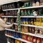 kawa mrożona Carrefour kusi kawoszy. Nescafé i Tchibo 40% taniej, syropy i naczynia w promocji