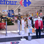 Carrefour Polska zmieni sklepy w placówki pocztowe. Sieć podpisała umowę z operatorem pocztowym