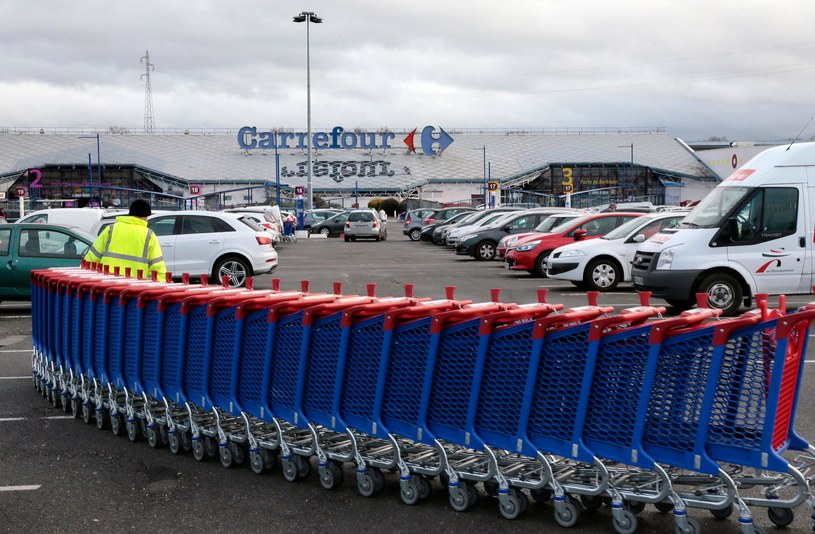 Carrefour rezygnuje ze zwolnień grupowych i obniżki wynagrodzeń pracowników w 2020 r. /AFP
