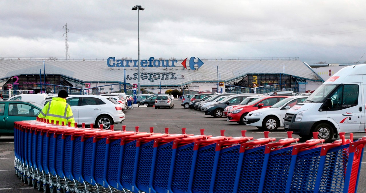 Carrefour rezygnuje ze zwolnień grupowych i obniżki wynagrodzeń pracowników w 2020 r. /AFP
