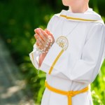 Carrefour rusza z kolekcją komunijną na 2026 - te rzeczy kupisz teraz taniej przed sezonem