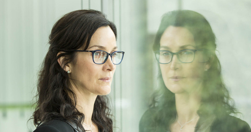 Carrie-Anne Moss w serialu "Humans". /materiały prasowe