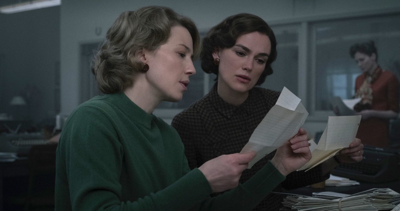 Carrie Coon i Keira Knightley w scenie z filmu "Boston Strangler" /materiały prasowe