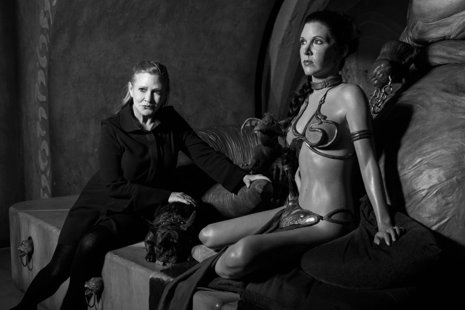 Carrie Fisher (z lewej) i figura woskowa księżniczki Lei /Brian Jordan /PAP/EPA