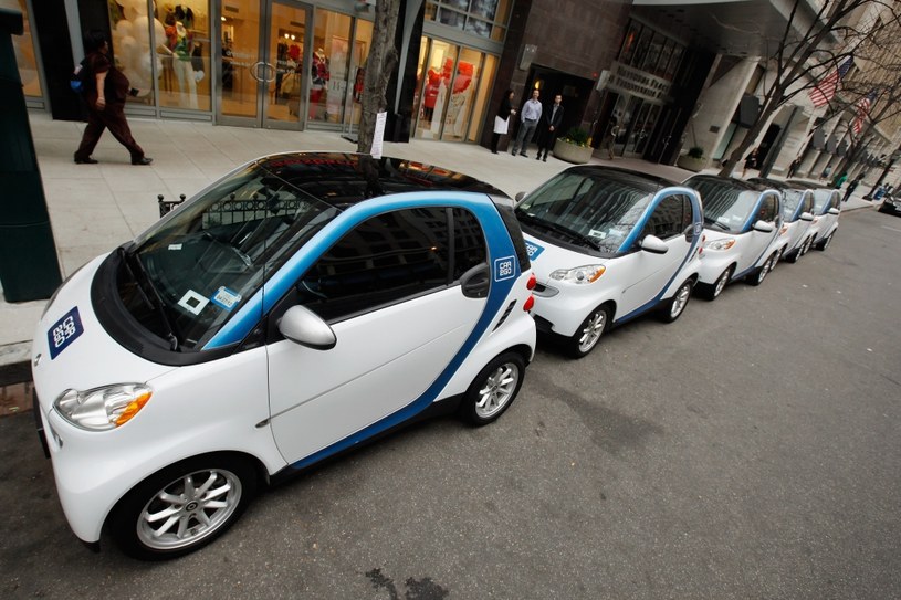 Carsharing może być receptą na dużą ilość samochodów /Getty Images