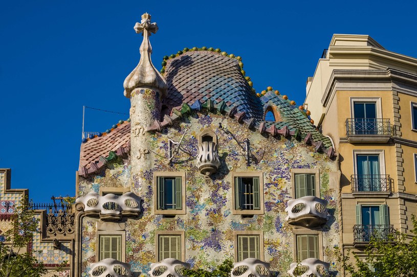 Casa Batllo charakteryzuje się krzywiznami, a fasada budynku nawiązuje do motywów zwierzęcych / Frank Bienewald / Contributor /Getty Images