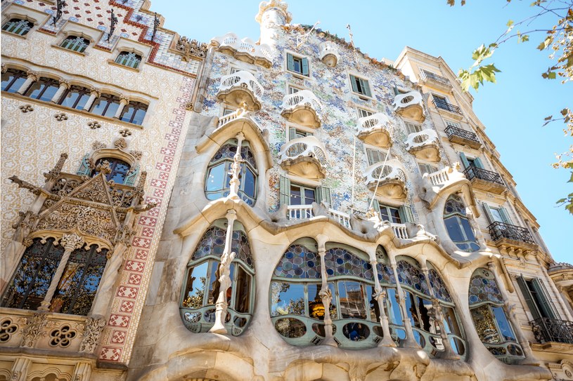 Casa Battlo i Casa Vicens to jedne z czterech najsłynniejszych kamienic w mieście zaprojektowanych przez Antonio Gaudiego, obok Casa Mila oraz Casa Calvet. Koniecznie trzeba je zobaczyć na własne oczy /123RF/PICSEL