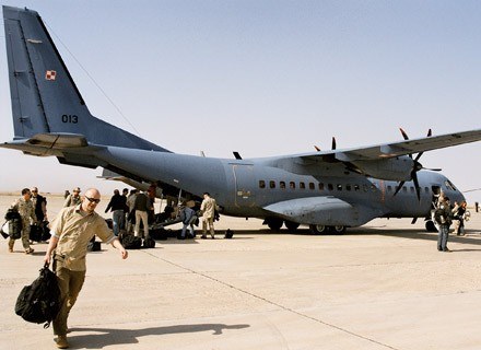 CASA w bazie lotniczej Talil (okolice starożytnego Uhr) w Iraku. Lato 2005 r./fot. Marcin Ogdowski /