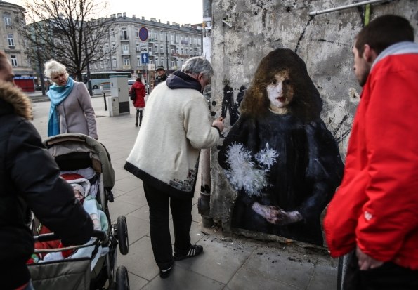 Casabianca nakleja na ścianę jednej z kamienic "Dziewczynkę z chryzantemami" Olgi Boznańskiej /PAP/Leszek Szymański /PAP