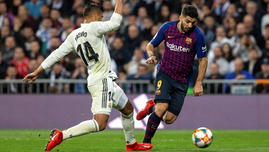 Casemiro fauluje w polu karnym Luisa Suareza /Rodrigo Jimenez /PAP/EPA