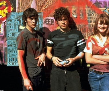 Casey Affleck, młodszy brat Bena Afflecka, po dziś dzień pozostaje w cieniu reżysera oscarowej "Operacji Argo". Z okazji 40. urodzin aktora przypominamy jego najważniejsze ekranowe wcielenia. 

Pierwszą kinowym występem Caseya Afflecka (C) była rola w socjopatycznego nastolatka w czarnej komedii Gusa van Santa "Za wszelką cenę" (1995). 