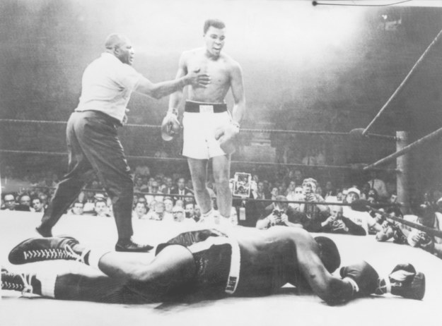 Cassius Clay (z prawej) po znokautowaniu Sonny'ego Listona, maj 1965 roku /AFP /AFP