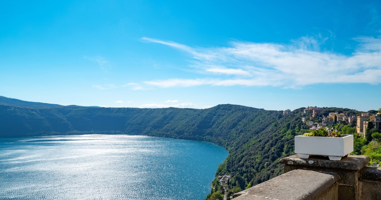 Castel Gandolfo to też urzekający widok na jezioro Albano /Masci Giuseppe/AGF/Universal Images Group via Getty Images /Getty Images